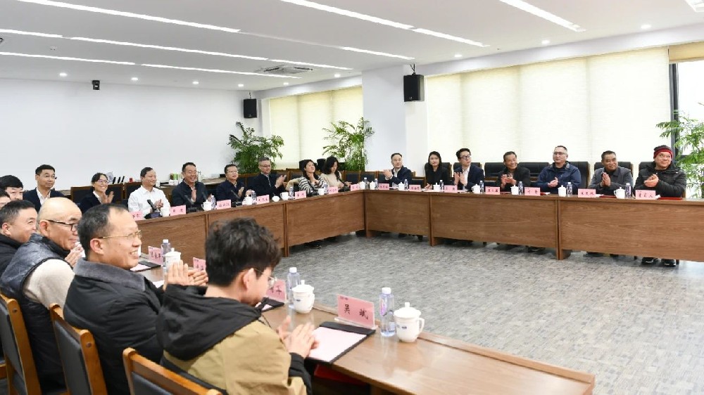 三方聯(lián)動 暖“新”關(guān)懷——海上勞動關(guān)系三方座談會暨慰問海員活動在江蘇遠洋舉行