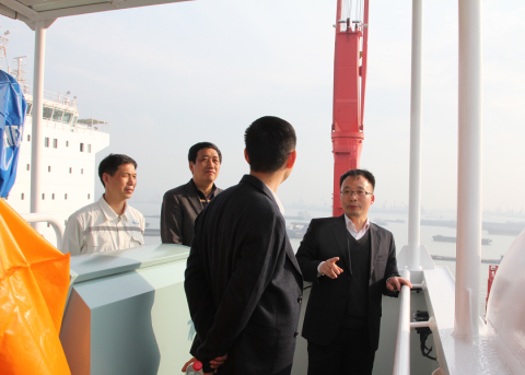 公司領(lǐng)導(dǎo)慰問“JOSCO SHINE”輪全體船員