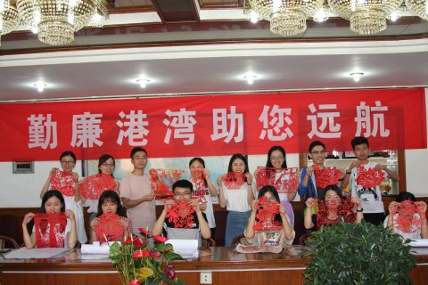 廉潔窗花裝扮我心——公司紀(jì)委組織新入職員工剪廉潔窗花活動