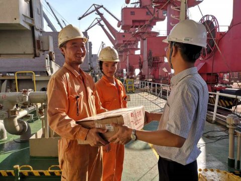 公司領(lǐng)導(dǎo)慰問(wèn)奮戰(zhàn)高溫一線船員