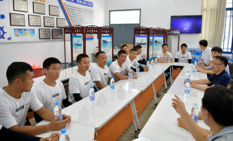 公司領(lǐng)導(dǎo)慰問“海員大比武”船員