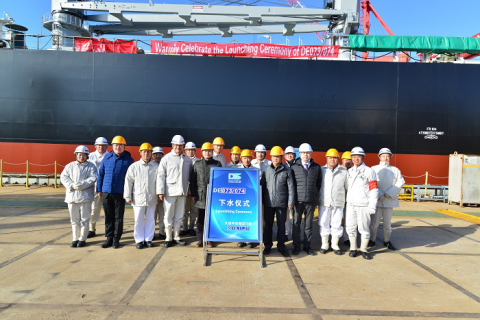 江蘇遠(yuǎn)洋兩艘6.1萬(wàn)噸超靈便型散貨船順利下水