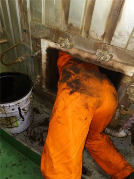 用汗水匯聚江蘇遠(yuǎn)洋發(fā)展源泉 ——“江遠(yuǎn)遠(yuǎn)瑞”輪1915航次冒高溫進(jìn)行主機保養(yǎng)