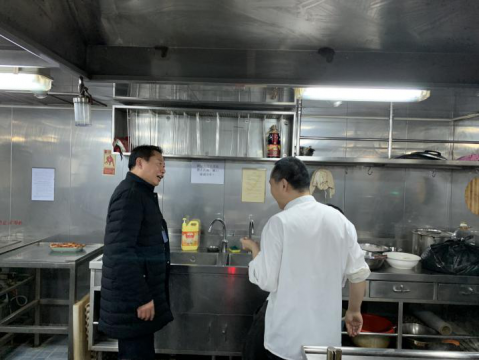 江蘇遠(yuǎn)洋船員公司負(fù)責(zé)人節(jié)前登輪慰問(wèn)一線船員